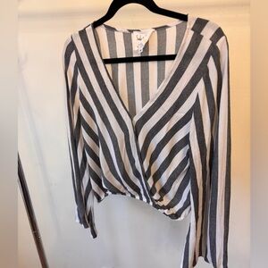 Sadie & Sage Black and White Striped V-Neck Long Sleeve Top